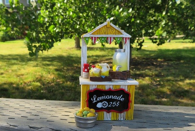 Pixabay-ErikaWittlieb-lemonade-stand-2483297_640.jpg