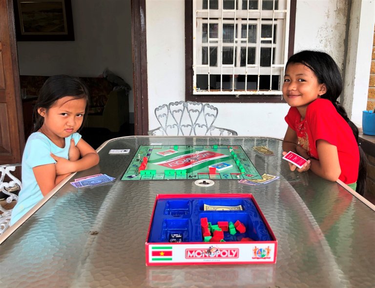 sisters divided on Surinnamse Monopoly