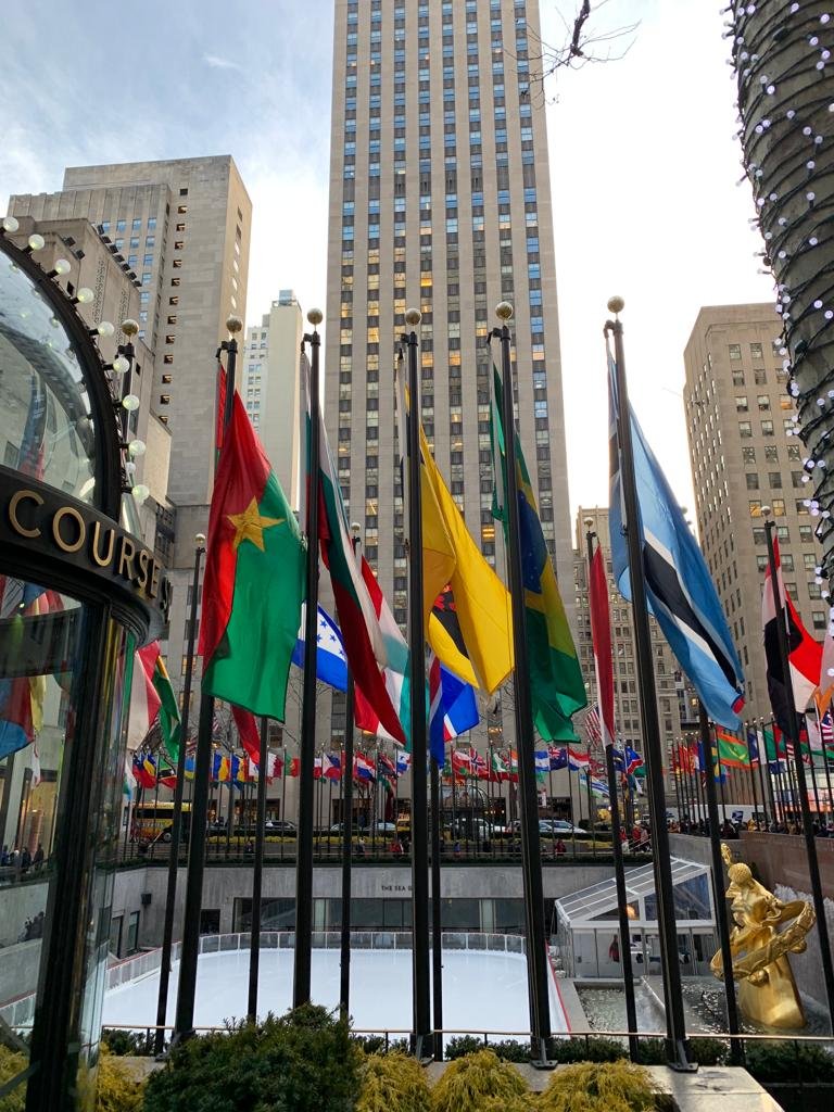 neben rockefeller center dort kann man schlittschuh laufen.JPG