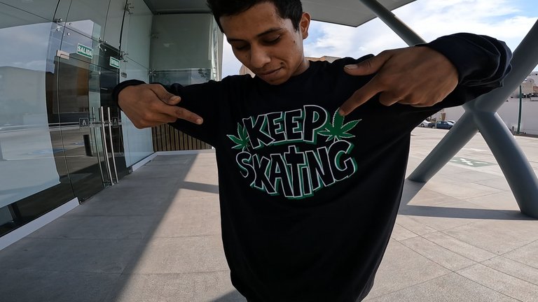 pikos usando playera  keep skating.jpg