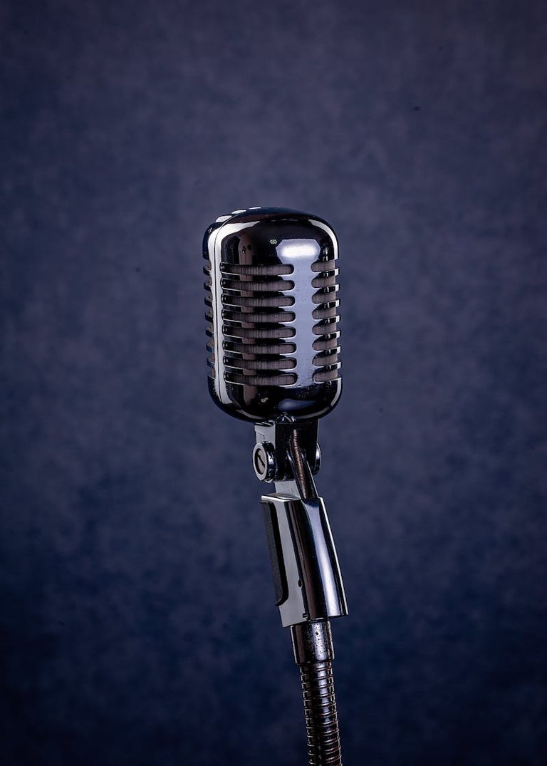 free-photo-of-classic-vintage-microphone-on-dark-background.jpeg