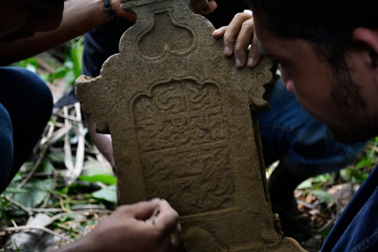 Figure 1. A tombstone from the SumatraPasai heritage, a Sultanate in Sumatra which was established between the 13th and 16th centuries. From the name of the capital of the Sultanate, the island of Sumatra is named..JPG