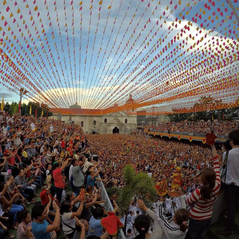 This takes place during one of the novenas in honor of Cebu's patron saint, Señor Santo Niño, as part of the Sinulog celebration at the Basilica del Santo Niño de Cebu every 3rd week of January.