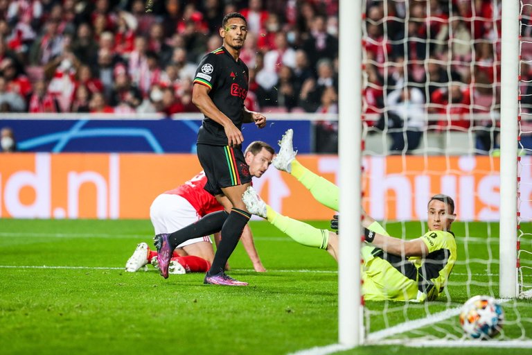 2302-haller-benfica-ajax.jpg