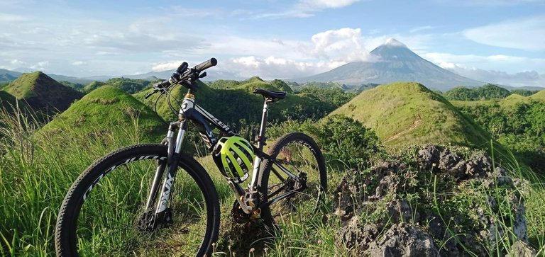 mayon with hills.jpg