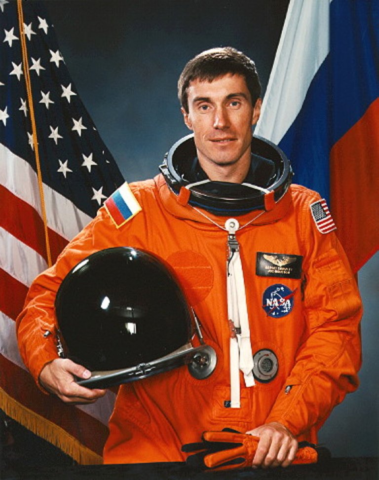 Sergei_Krikalev_-_Russian_cosmonaut_pillars.jpg