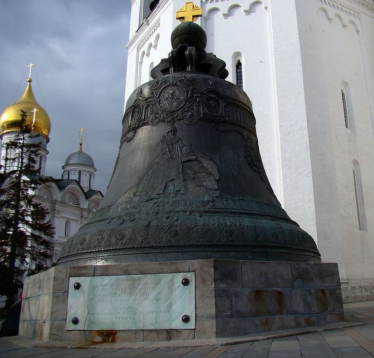tsar-bell-the-kremlin-moscow-russia.jpg
