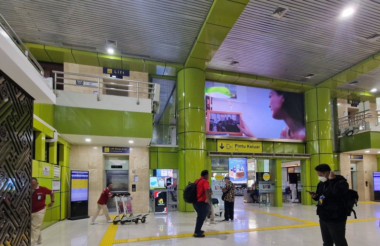 pintu_platform_dan_exit.jpg