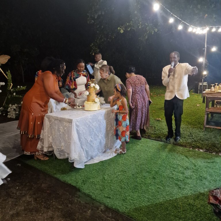 9_cutting_cake_20241030.jpg