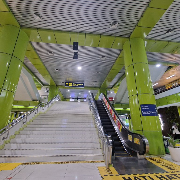 Departure_gate_(via_staircase).jpg