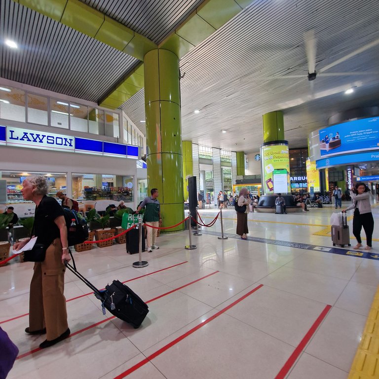 Gambir_fronthall_(sblm_checkin).jpg