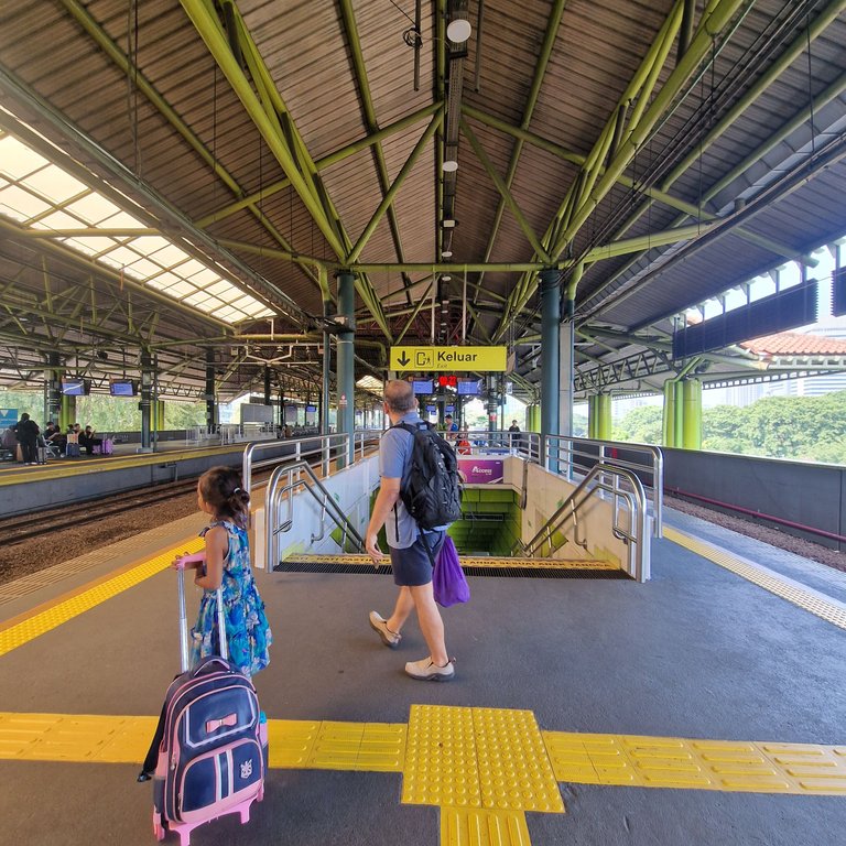 Gambir_platform.jpg