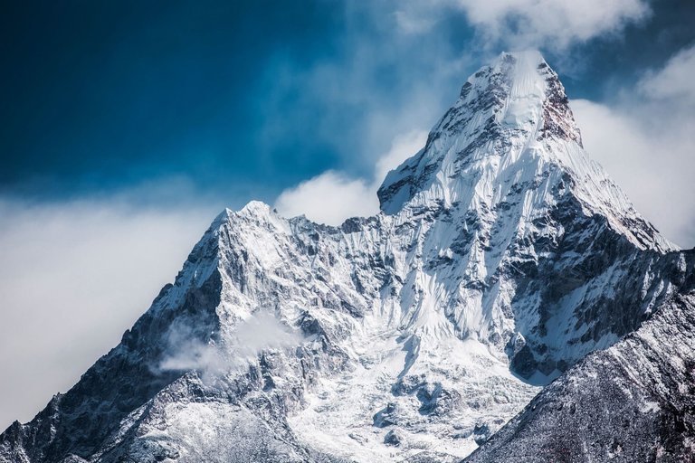 ama-dablam-2064522_1920.jpg