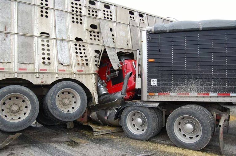 Twisted-Trucker-Extrication-Heavy-Rescue-Semi.jpg