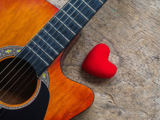 guitarra-corazon-rojo-fondo-textura-madera_59017-41.jpg