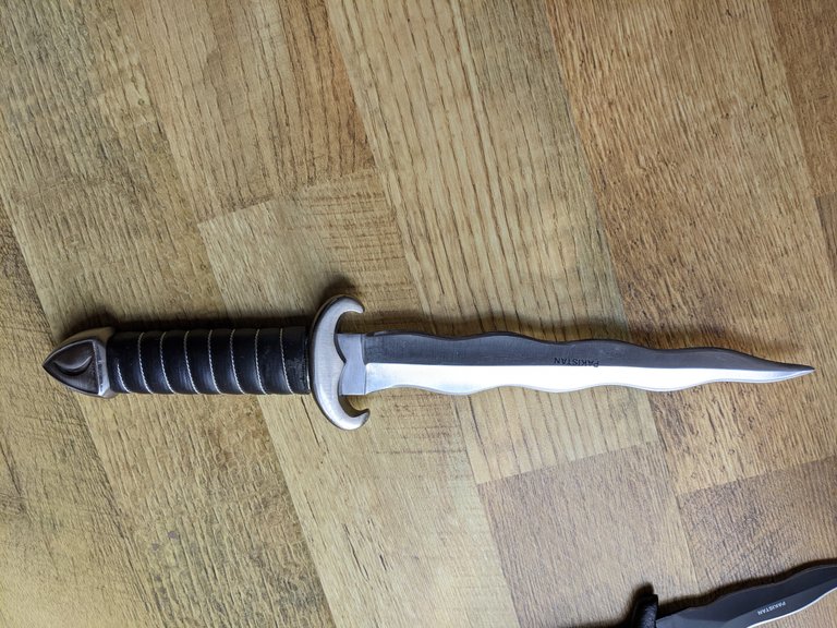 Krissknife02.jpg