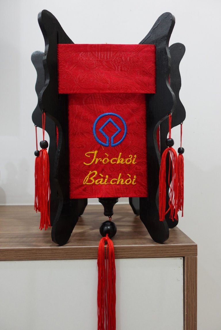 The red lantern with text "Bai Choi Game" on it