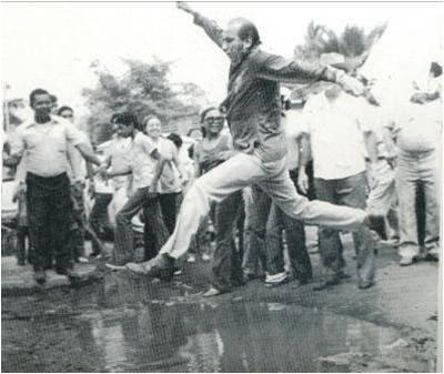 carlos-andrés-pérez-saltando-el-charco.jpg