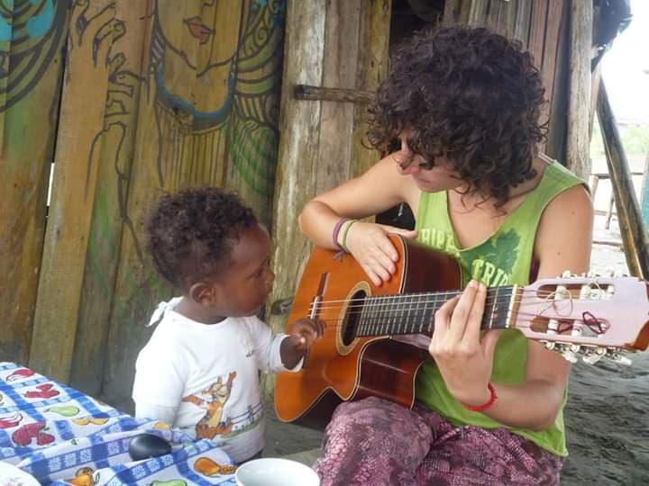 En una playa del Pacífico colombiano, empezando mi vida con la guitarra