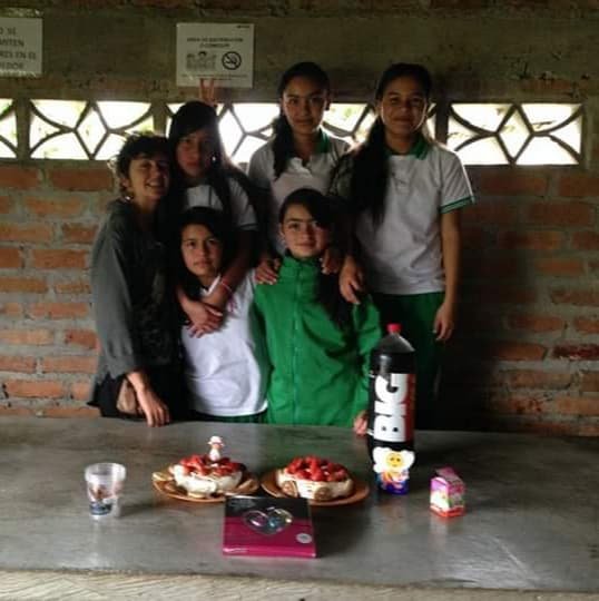 En el restaurante del colegio, en San Agustín, Huila, celebrando el cumpleaños de 
Paola