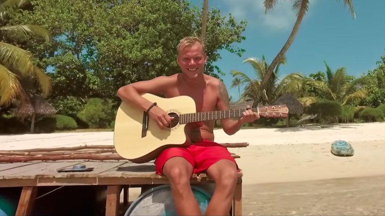 avicii il video di heaven in madagascar e cantato da chris martin dei coldplay_gq_giuditta avellina.jpg