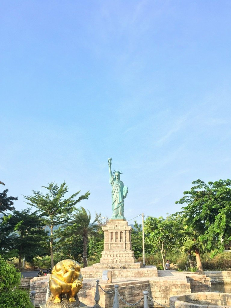 Statue of Liberty (America) and famous sculpture Le Penseur Model