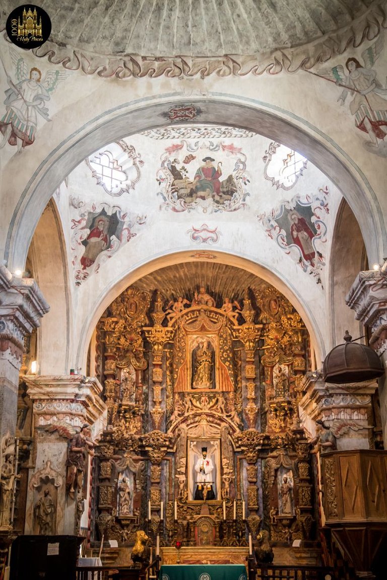San Xavier del Bac Mission, Tucson (2).jpg
