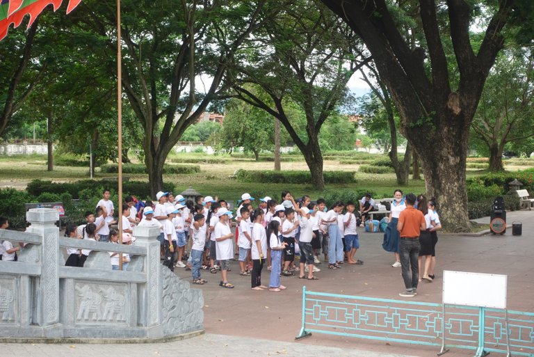 The children were organized by the school to go on a field trip to better understand the history of the Vietnamese nation.