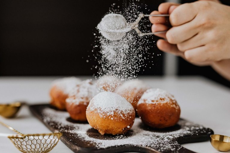 kaboompics_Homemade Polish doughnuts with cherry filling, covered with powdered sugar. Traditional speciality on Fat Thursday in Poland..jpg