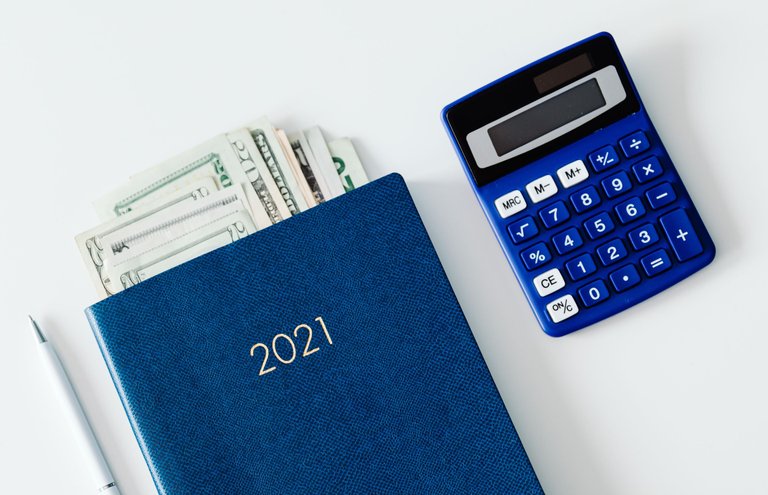 kaboompics_2021-planner-organizer-calendar-money-calculator-19820.jpg