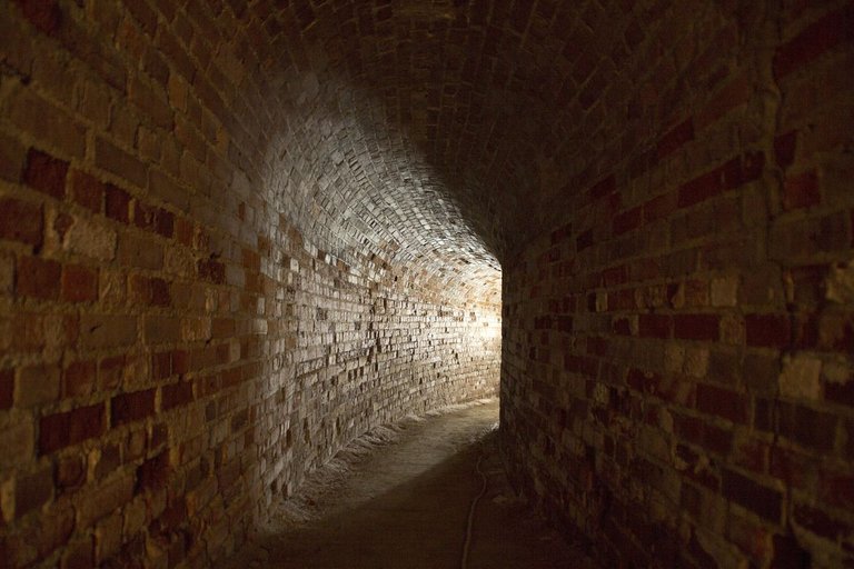 corridor-2353643_1280.jpg