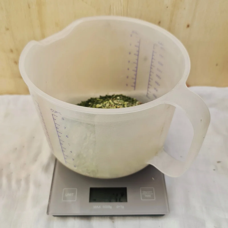 Weigh out 1 part of herbs