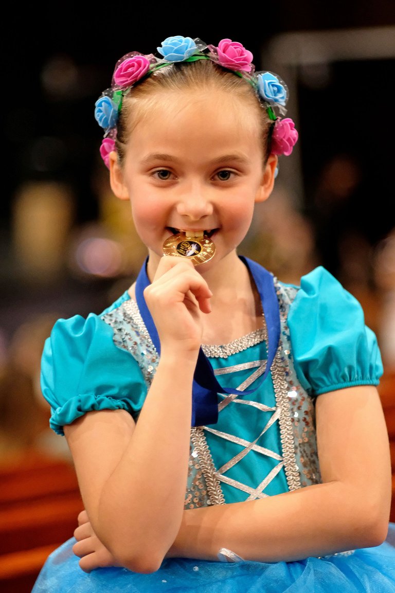 DSCF8760_cr-corr-Mila sa medaljom.jpg