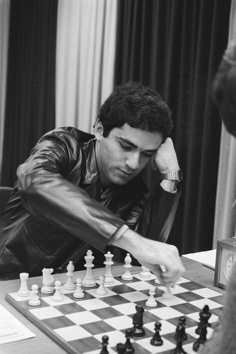 De_18-jarige_Rus_Garri_Kasparov_aan_zet,_Bestanddeelnr_931-7203.jpg