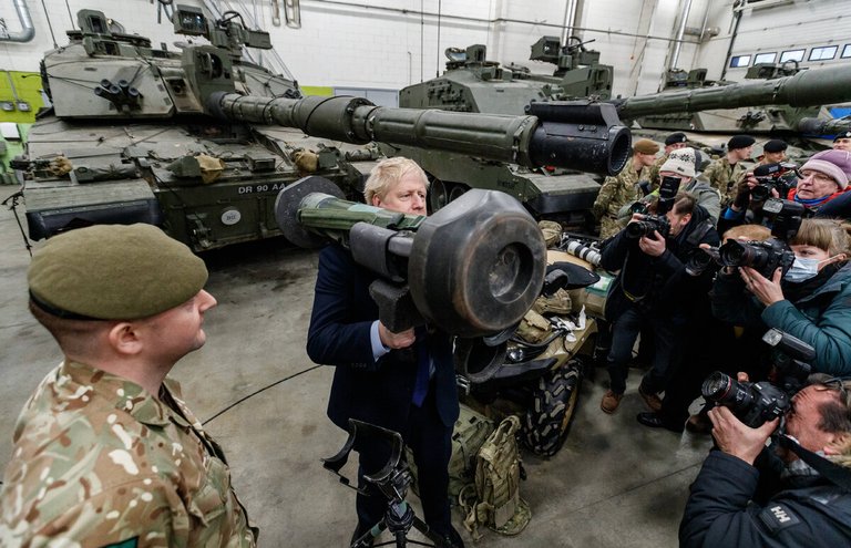 Boris-with-weapons-to-Ukraine.jpg