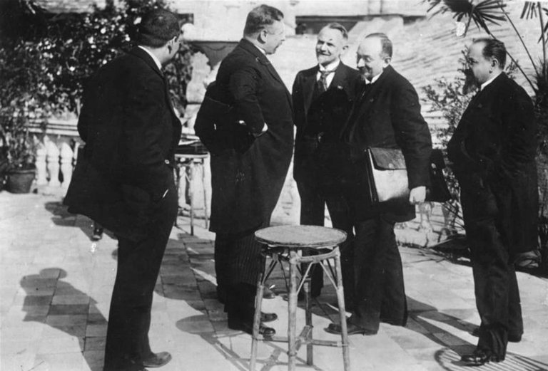 Soviet-and-German-delegations-in-Rapallo.jpg