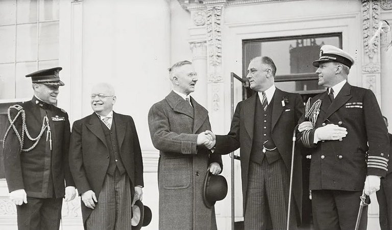 Hjalmar-Schacht-and-Franklin-Roosvelt-Washington-1930s.jpg