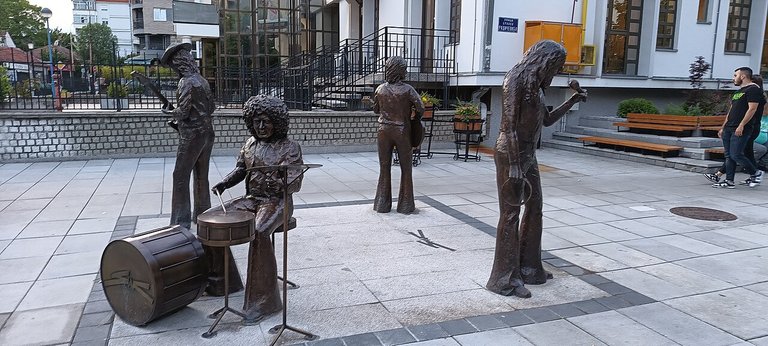 Monument_to_the_rock_group_Smak_in_Kragujevac_01.jpg