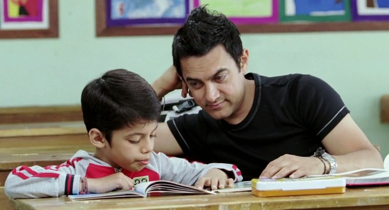 Taare Zameen Par - Maestro y niño estudia.jpg