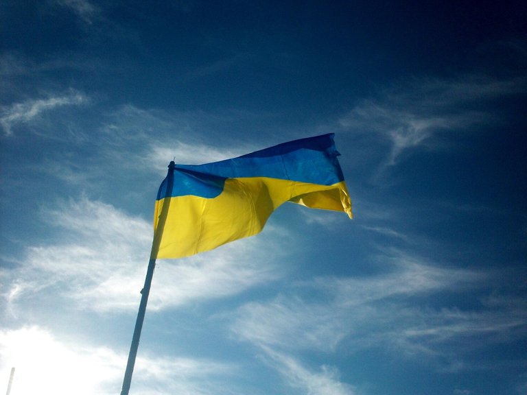 1625536984_24-kartinkin-com-p-flag-ukraini-fon-krasivie-foni-27.jpg