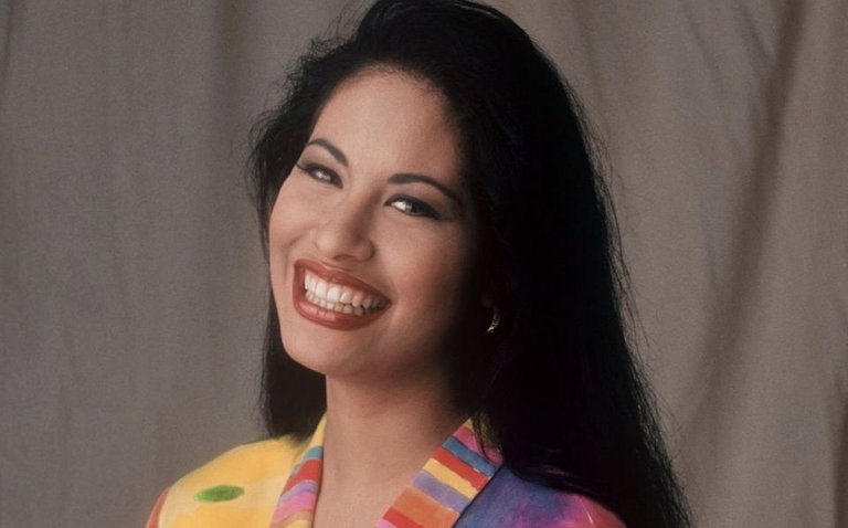 selenaquintanillaquienessonsus.jpg