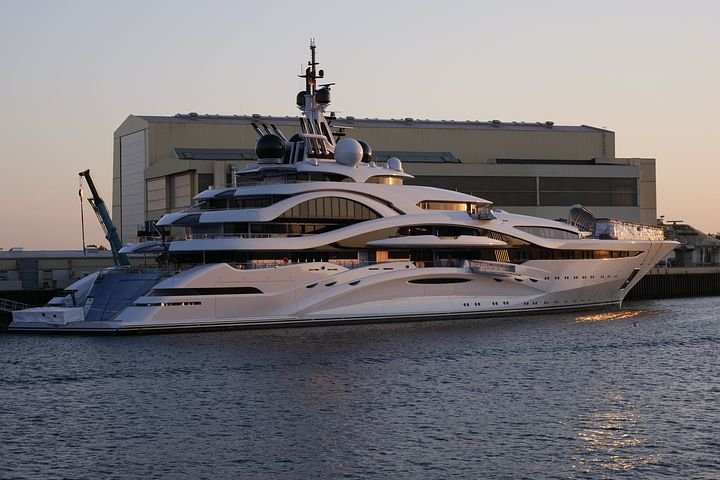 luxury-yacht-3430348__480.jpg