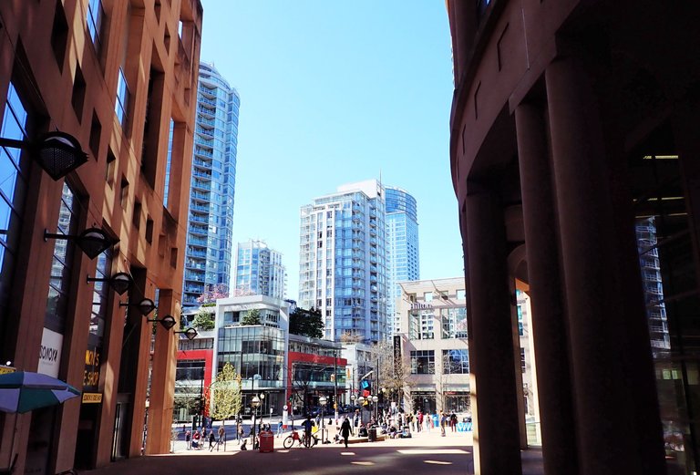 LibrarySquare0010.jpg