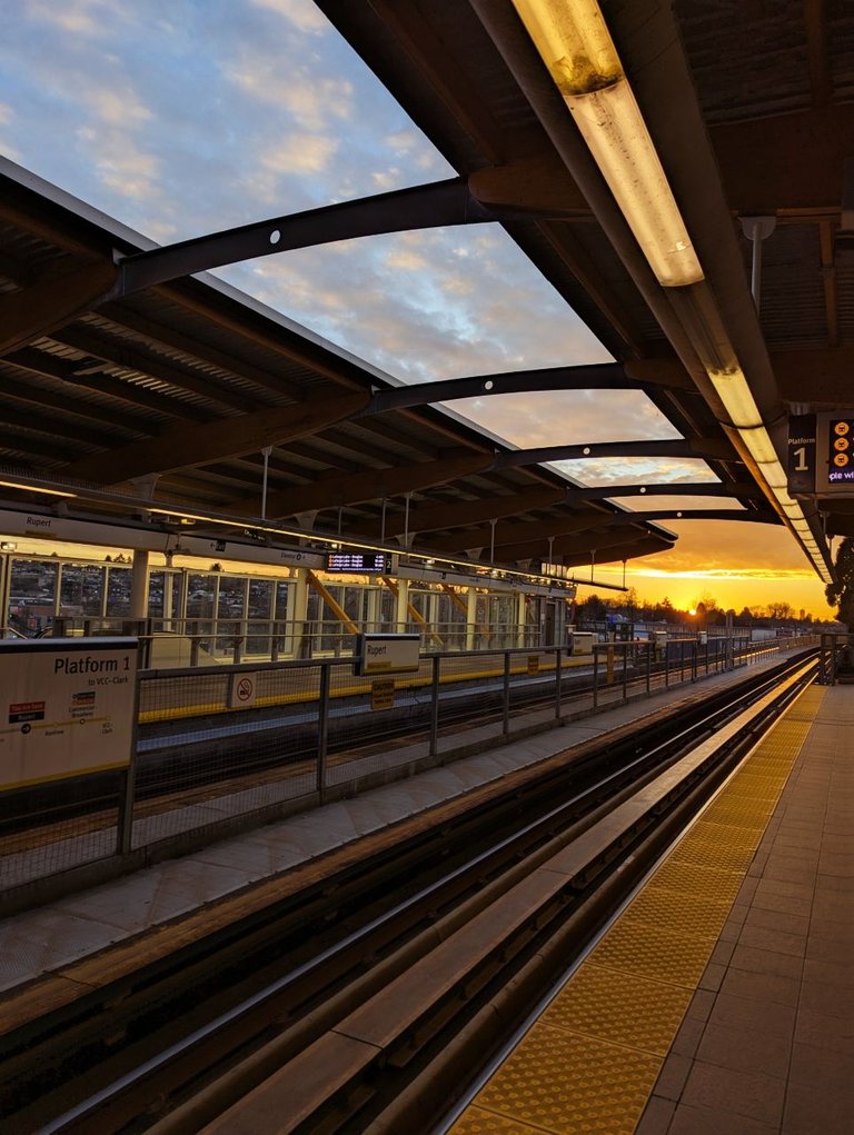 Skytrain_SunsetPXL_20250119_003734311.MP.jpg