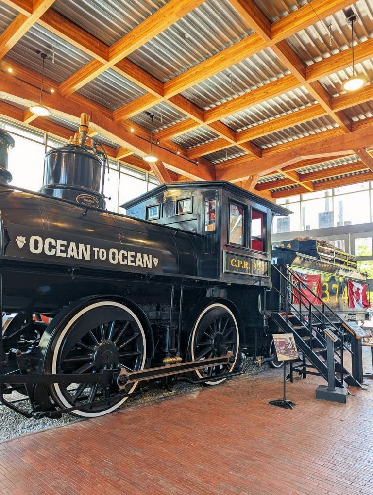 Victoria Train03.jpg