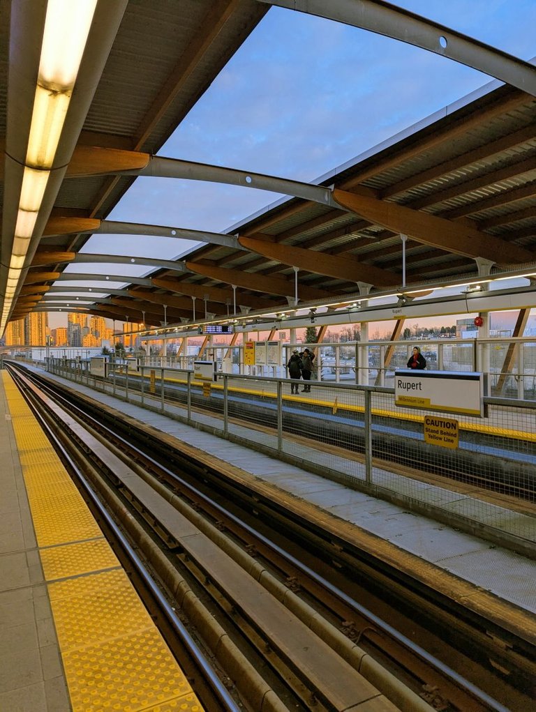 Skytrain_SunsetPXL_20250119_003741527.jpg