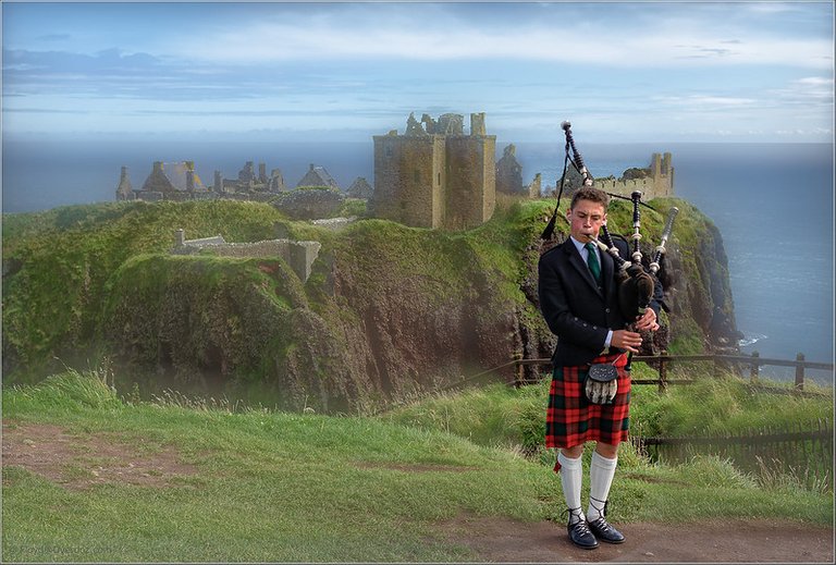 Piper Dunnotar castle.jpg