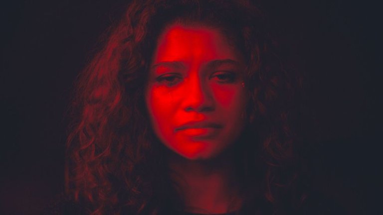 euphoria-rue-zendaya-teoria-muerta-1562653373.jpg