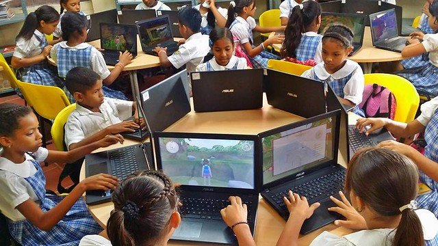 jovenes con computadoras.jpg