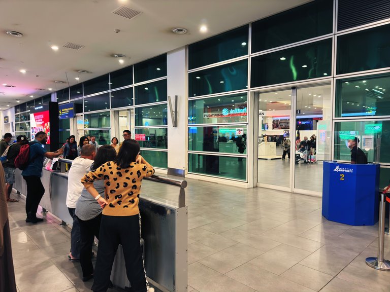 在飞机场吃团圆饭 Reunion Dinner in KLIA2